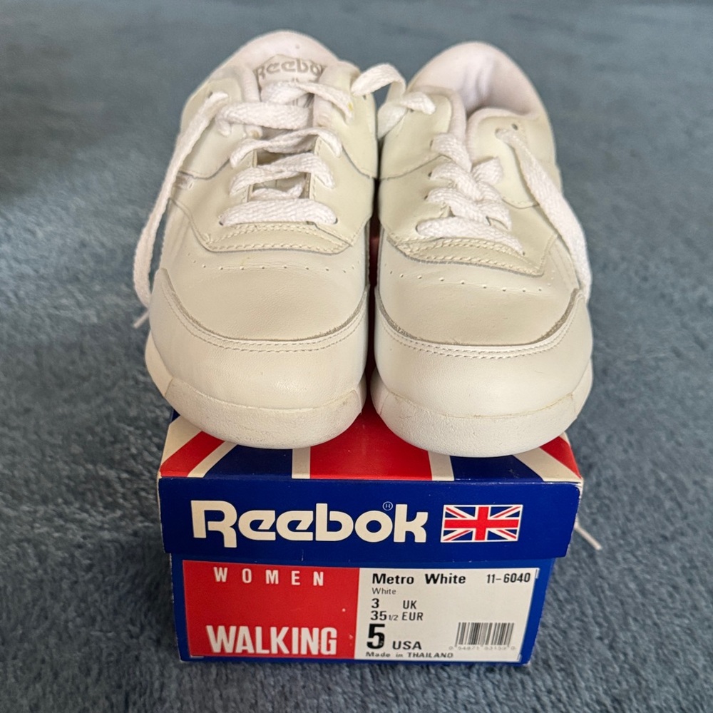 Like new!! Reebok Women’s Metro White Walking Sneaker, size 5